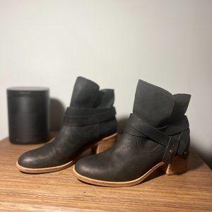 UGG Elora pull-on ankle boot